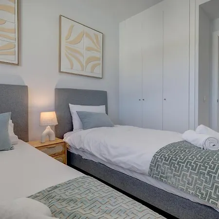 Stylish Floor 2 Bedroom Escape In Apartment